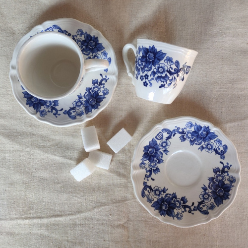 Tasse à café Sarreguemines époque XIXe décor Minton à motif de Pivoines